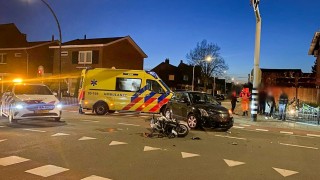 Auto en scooter botsen op kruising in Hengelo