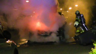 Geparkeerde auto verwoest door brand in Enschede, politie doet onderzoek