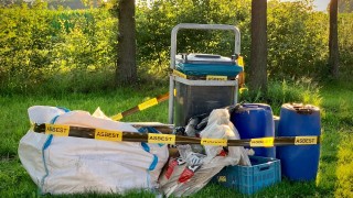 Asbest en vloeistof gedumpt op parkeerplaats in Deurningen