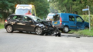 Gewonde bij aanrijding in Goor, voertuigen lopen grote schade op
