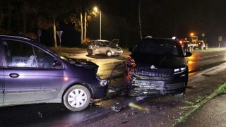 Automobilist uit auto geknipt bij aanrijding met drie auto's in Delden