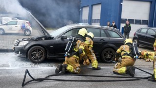 Auto vliegt in brand tijdens rijden in Vroomshoop