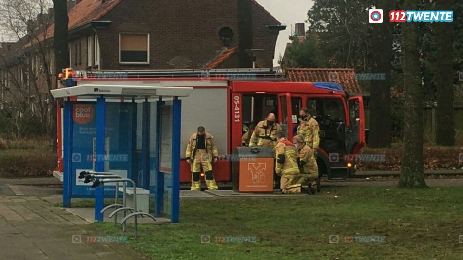 In Enschede blust de brandweer een containerbrand