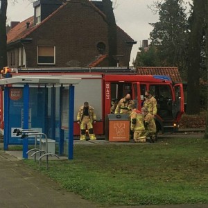 In Enschede blust de brandweer een containerbrand