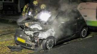 Geparkeerde auto verwoest door brand in Enschede