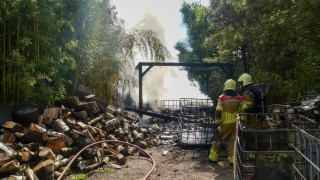 Brandweer blust brand in houtopslag in Boekelo