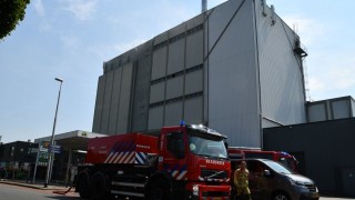 Brand bij bedrijfspand in Den Ham: twee machines vatten vlam