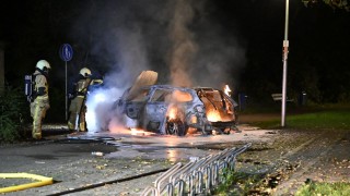 Auto verwoest door brand in Almelo