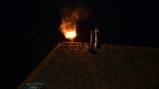 Brandweer blust schoorsteenbrand in Vroomshoop