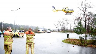 Auto botst tegen boom in Haarle: automobilist per traumahelikopter naar het ziekenhuis