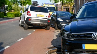 Auto botst op twee geparkeerde auto's in Den Ham
