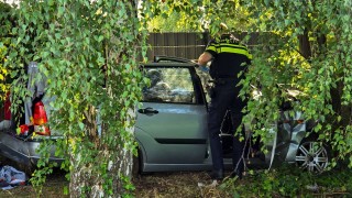 Auto vliegt uit de bocht en botst verderop tegen bomen in Glanerbrug