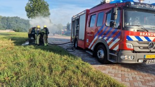 Brandweer blust containerbrand in Hengelo