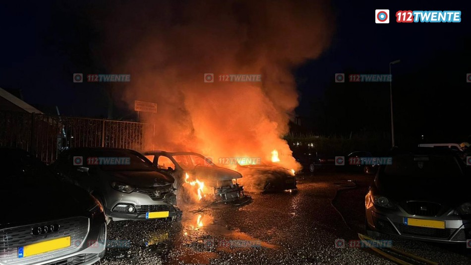 Politie onderzoekt autobranden in Almelo: getuigen gezocht