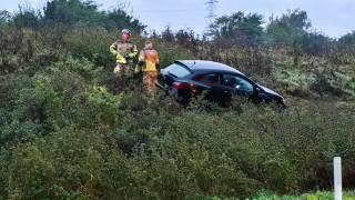 Auto raakt van de weg door auqaplaning in Enschede