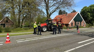 Tractor en scooter botsen in Albergen, traumahelikopter ingezet