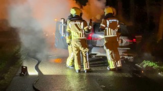 Brandweer blust autobrand in Hengelo