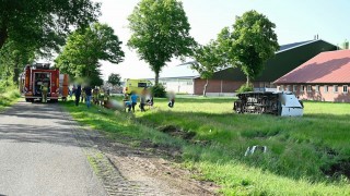 Ernstige aanrijding in Vriezenveen: voertuigen komen in weiland terecht