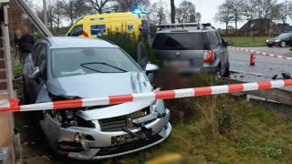 Ravage bij aanrijding in Daarle: auto's in tuin bij woning, twee gewonden