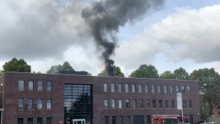 Brand op dak kantoorgebouw in Enschede