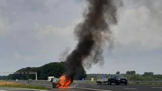 Auto verwoest door brand op de A1 bij Enter