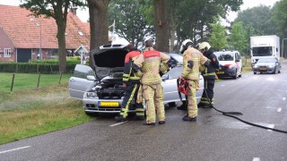 Auto vliegt in brand tijdens rijden in Westerhaar