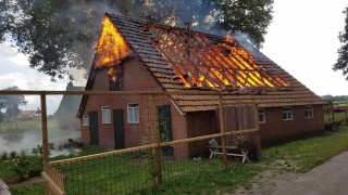Uitslaande brand bij Bed &amp; Breakfast in Langeveen, &eacute;&eacute;n persoon ademt rook in