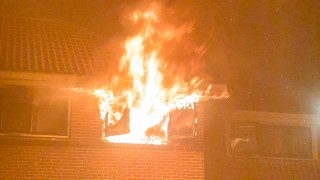 Uitslaande woningbrand in Enschede, grote schade