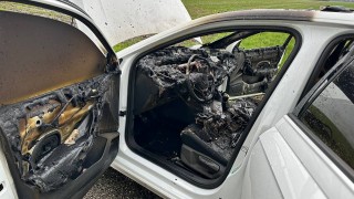 Auto verwoest door brand in Wierden
