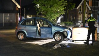 Automobiliste botst tegen bloembakken in centrum Vriezenveen