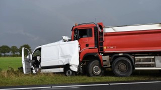 Busjes en vrachtwagen botsen op de N36, weg uren afgesloten tussen Westerhaar en Vriezenveen