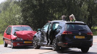 Twee auto's total loss na aanrijding tussen Oldenzaal en Weerselo