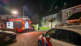 Brandweer blust schuurbrand in Enschede