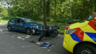 Motorrijder gewond bij aanrijding in Enschede, politie doet onderzoek