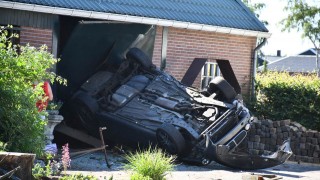 Auto komt op de kop terecht in garage bij ongeval in Daarle