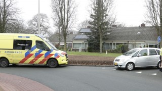 Fietsster gewond bij aanrijding op rotonde in Nijverdal