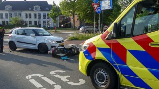 Auto en scooterrijder botsen bij aanrijding in Enschede