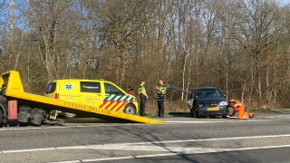 Automobilist botst tegen lantaarnpaal in Hengelo