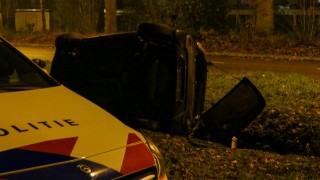 Auto slaat over de kop in Enschede