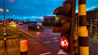 Opnieuw verkeerslichten geramd op de Auke Vleerstraat in Enschede