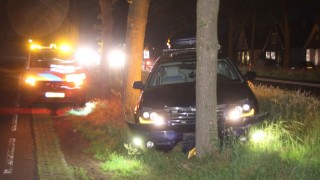 Automobilist botst frontaal op boom op de N35 bij Wierden