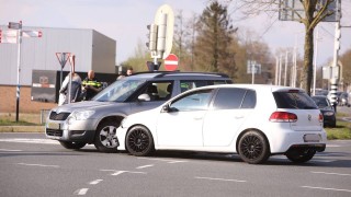 Auto's botsen op kruising in Oldenzaal
