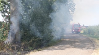 Brandweer blust meerdere bermbranden in Holten