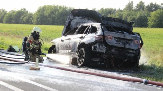 Auto brandt volledig uit op de N35 bij Wierden