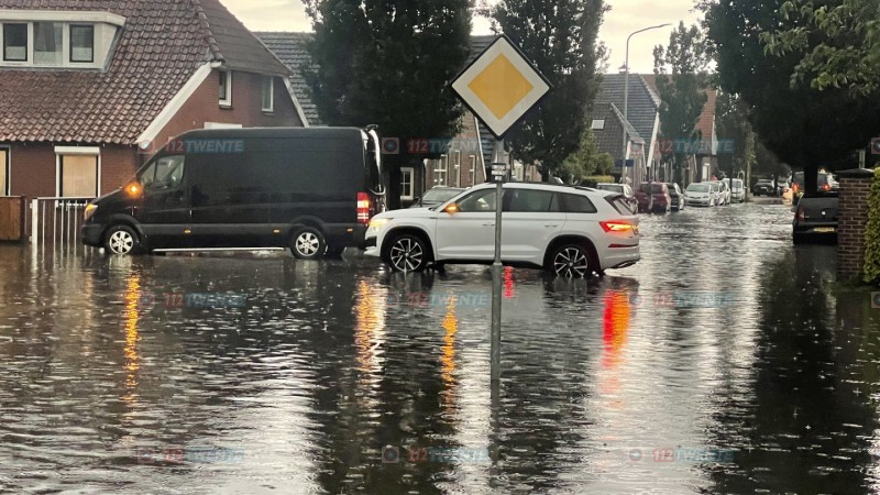 UPDATE: Hevig onweer trekt over de regio: woning onbewoonbaar en straten onder water