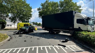 Ravage bij aanrijding met vrachtwagen in Nijverdal