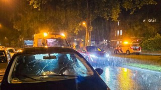 Voetganger geschept door auto op singel in Enschede