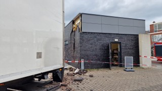 Vrachtwagen ramt gevel van supermarkt in Almelo
