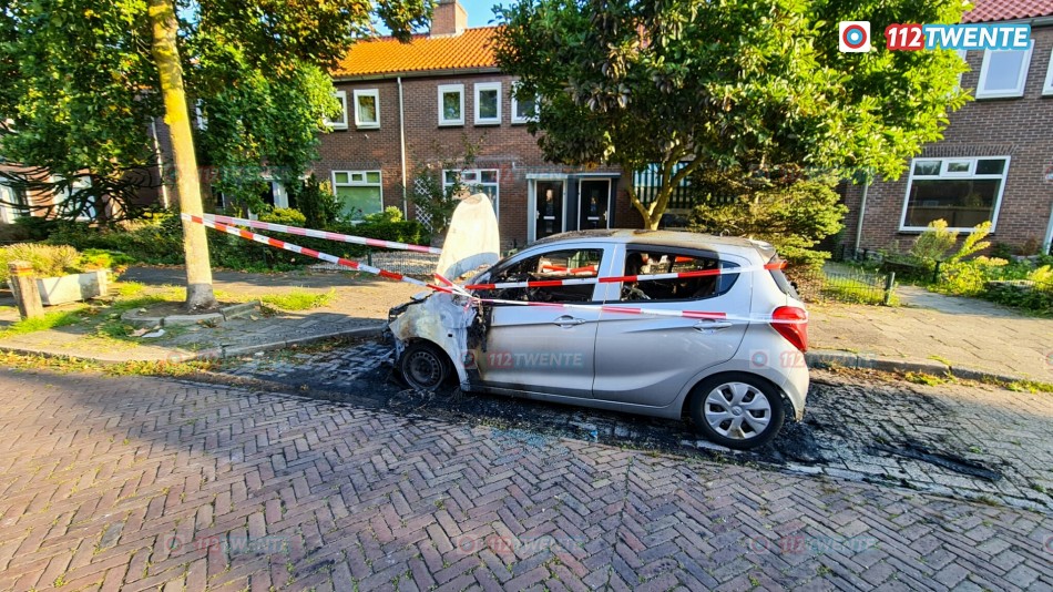 Wijk in Enschede opgeschrikt door autobrand, metershoge vlammen