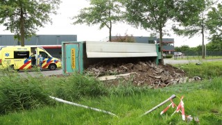Vrachtwagen gekanteld in Den Ham, chauffeur met spoed naar het ziekenhuis